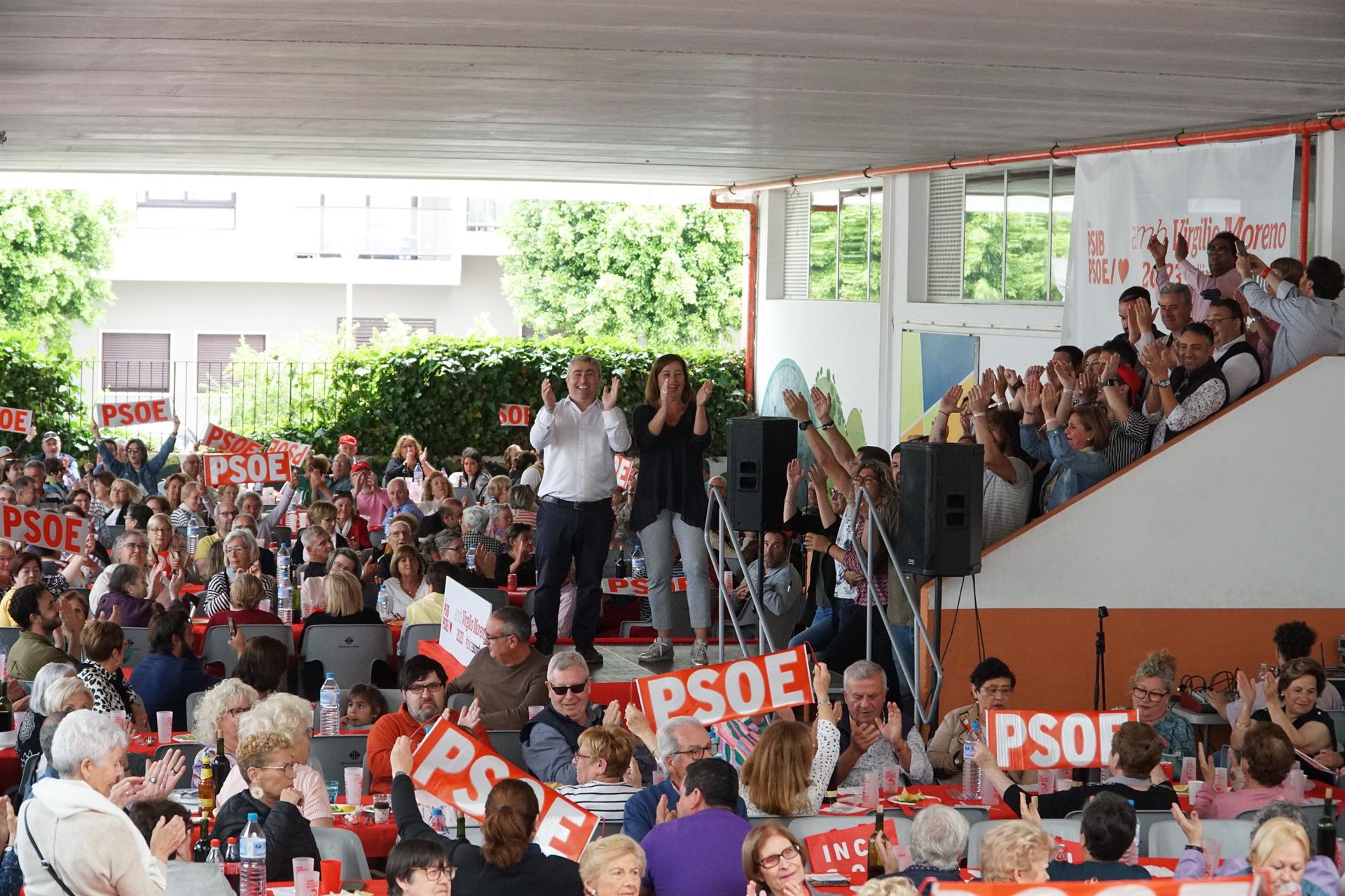 Armengol promete que los libros de texto y el material digital serán gratuitos en todas las escuelas baleares Armengol promete que los libros de texto y el material digital serán gratuitos en todas las escuelas baleares