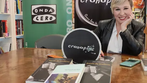Inma López Silva na presentación de "Escola de Mulleres" Instalamos a radio lectora na librería de Cronopios para a presentación do último libro de Inma López Silva