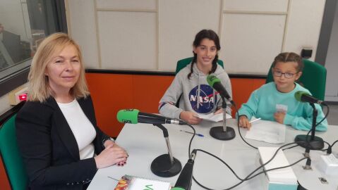 Los ni&ntilde;os entrevistan a la candidata de Vox Gij&oacute;n en las elecciones del 28 de mayo
