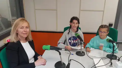 Sara Álvarez Rouco va al recreo Los niños entrevistan a la candidata de Vox Gijón en las elecciones del 28 de mayo