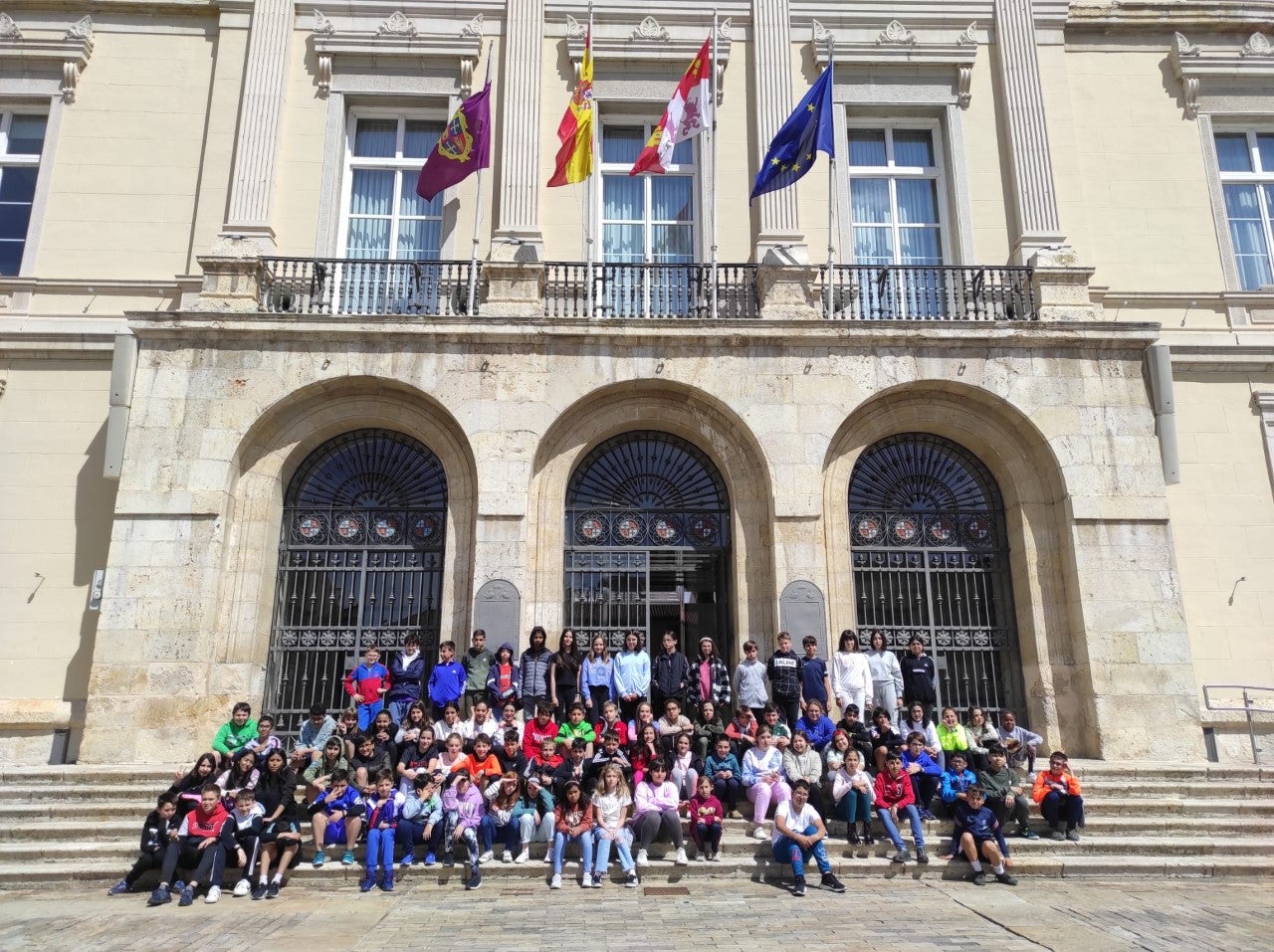 El Ayuntamiento hace entrega de 130 diplomas de la actividad de concienciación y sensibilización del comercio local a los alumnos palentinos El Ayuntamiento hace entrega de 130 diplomas de la actividad de concienciación y sensibilización del comercio local a los alumnos palentinos