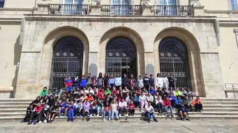 El Ayuntamiento hace entrega de 130 diplomas de la actividad de concienciación y sensibilización del comercio local a los alumnos palentinos .