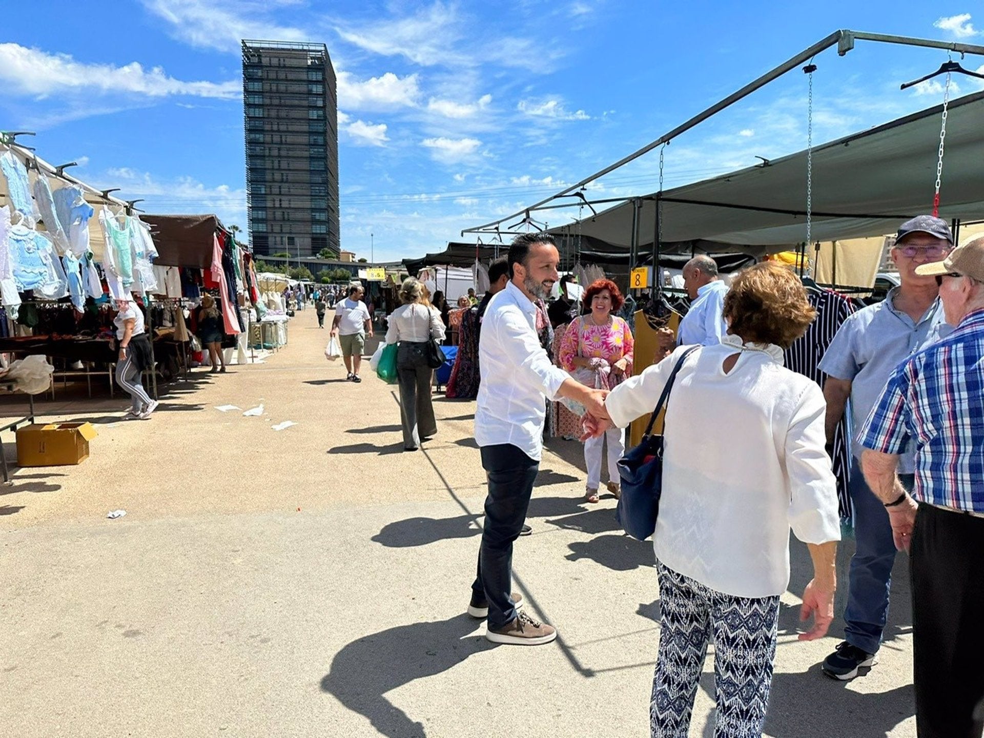 El PSOE de Badajoz se compromete a eliminar la tasa del mercadillo a los vendedores ambulantes El PSOE de Badajoz se compromete a eliminar la tasa del mercadillo a los vendedores ambulantes