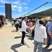 El PSOE de Badajoz se compromete a eliminar la tasa del mercadillo a los vendedores ambulantes