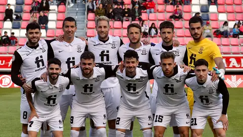 La plantilla del CD Eldense posa antes del inicio de un partido de Liga. La plantilla del CD Eldense posa antes del inicio de un partido de Liga.
