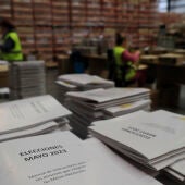 Manuales para miembros de mesas electorales en el centro logístico electoral de la Delegación del Gobierno