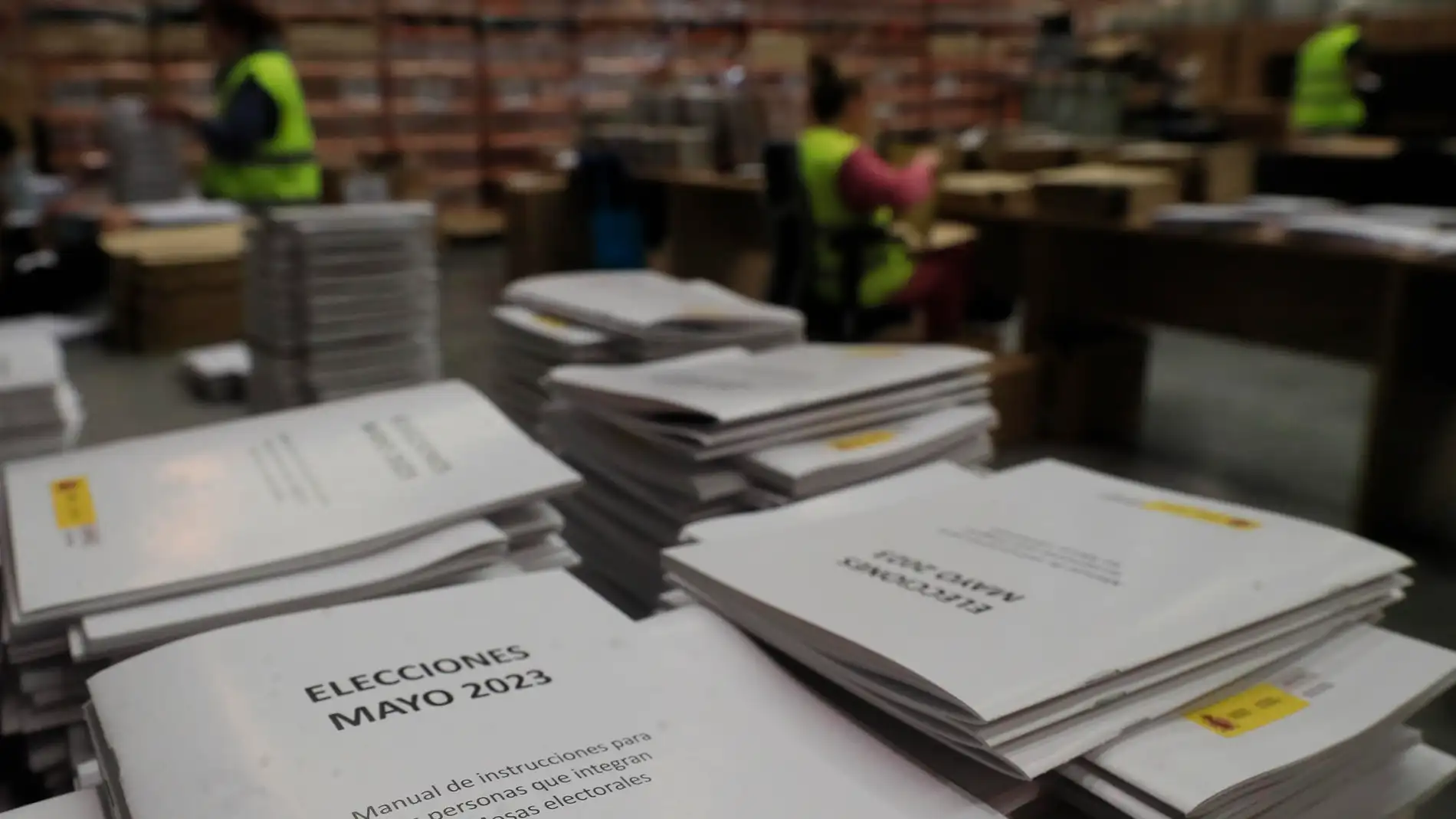Manuales para miembros de mesas electorales en el centro logístico electoral de la Delegación del Gobierno