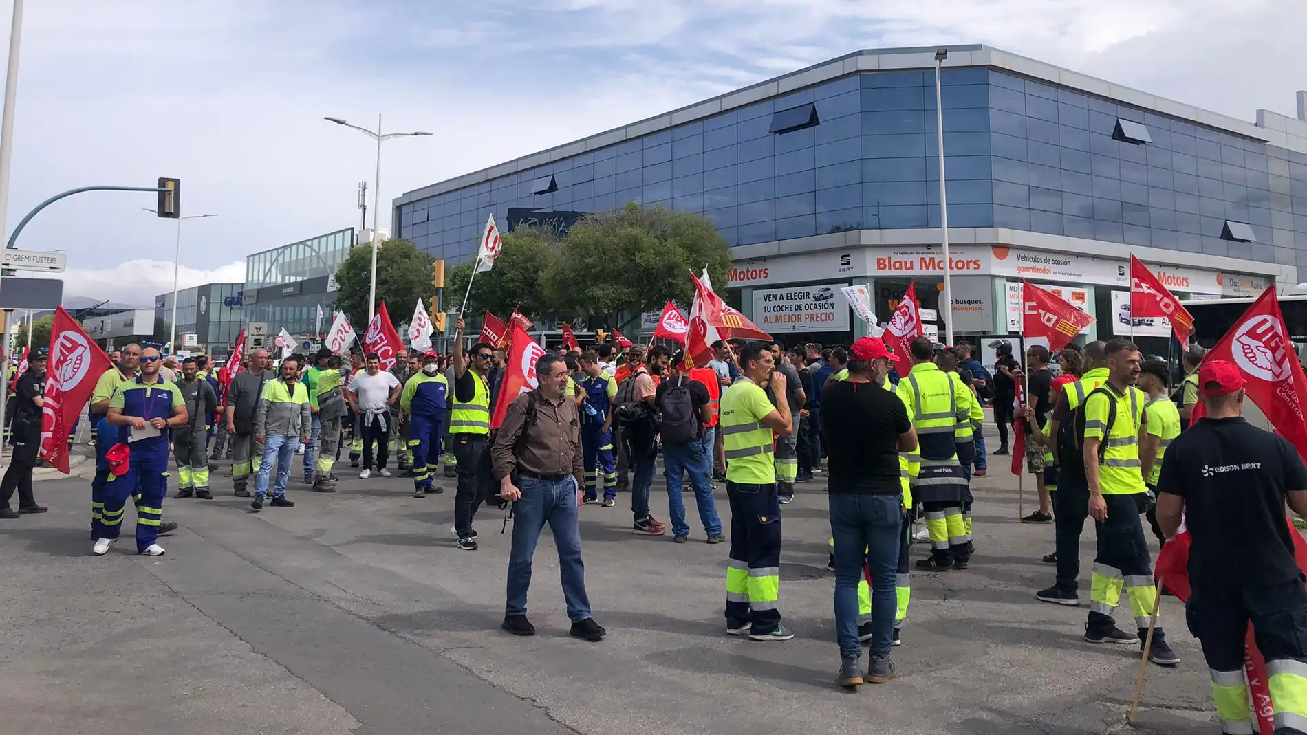 Decenas de trabajadores del metal de Mallorca, en el Polígono de Son Castelló de Palma, donde han cortado algunos accesos en la primera jornada de huelga. 