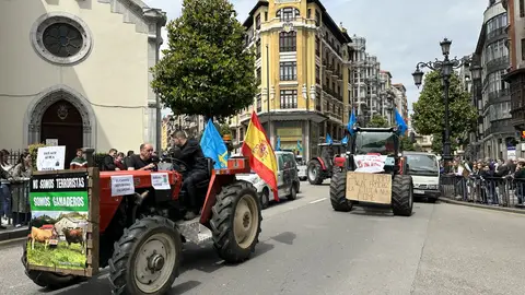 Las organizaciones agrarias consideran un “éxito” la gran tractorada de esta mañana en Oviedo Tractorada en Oviedo.