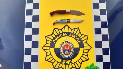 Droga y navajas incautadas al detenido por la Policía Local de Elche. Droga y navajas incautadas al detenido por la Policía Local de Elche.