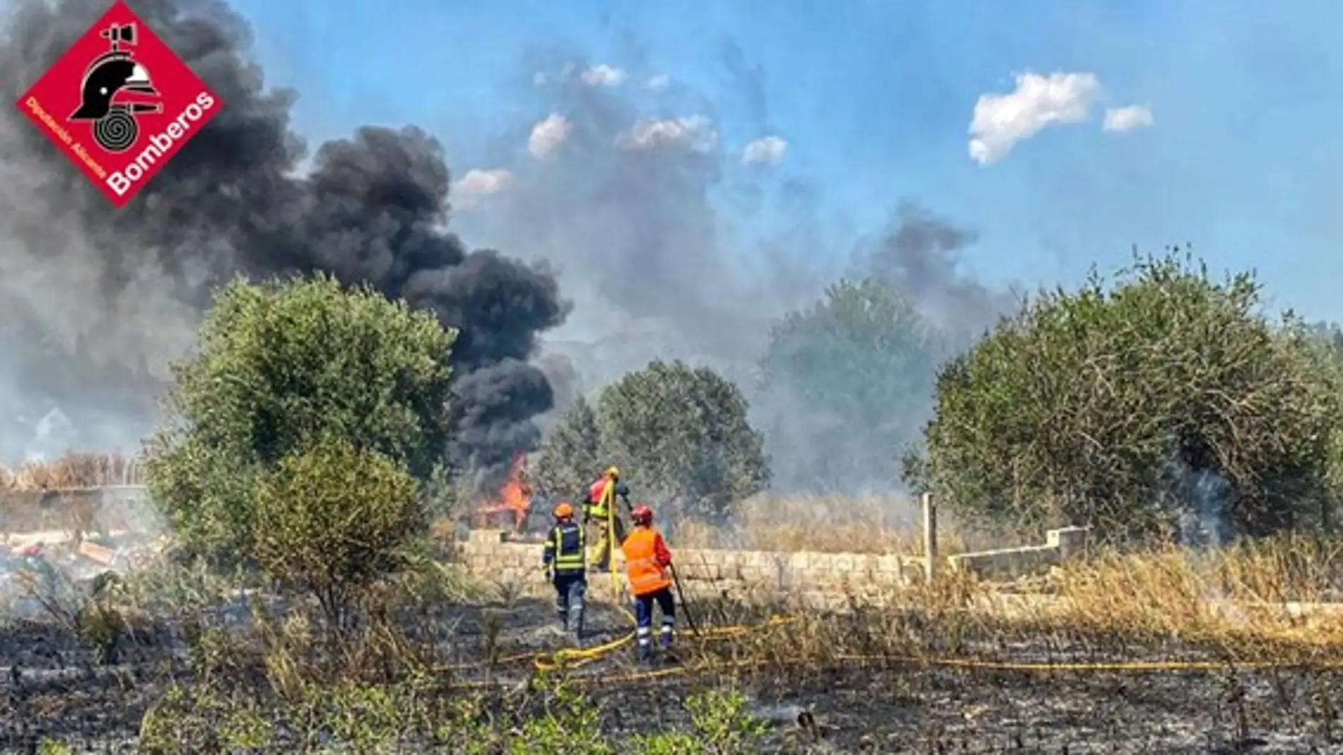 Se queman unos vertidos ilegales en Benidorm