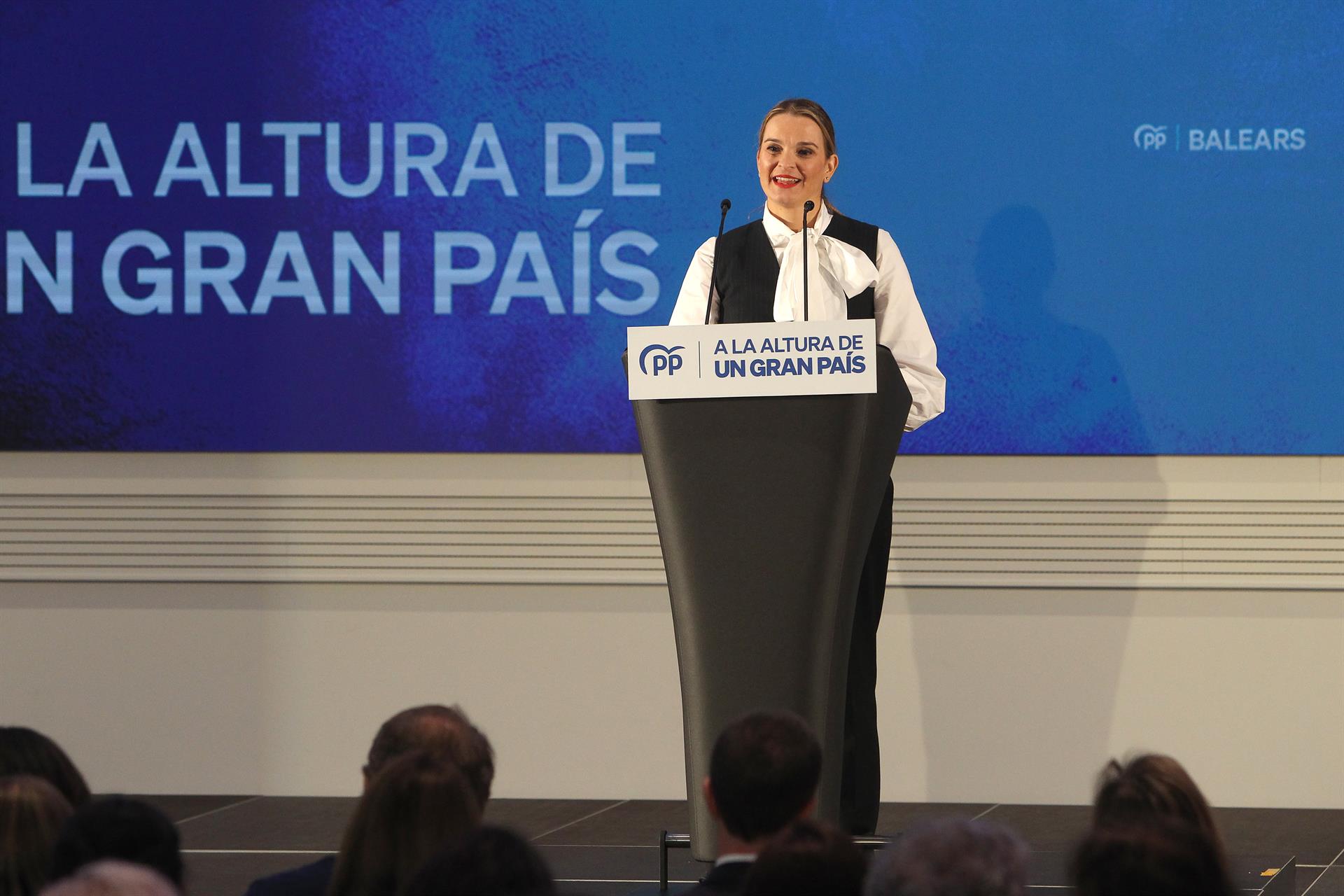 La candidata del PP balear Marga Prohens promete reducir la "maraña legislativa" y la burocracia La candidata del PP balear Marga Prohens promete reducir la "maraña legislativa" y la burocracia