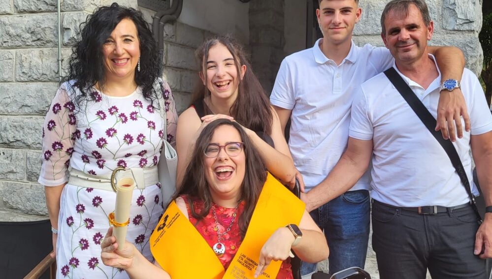 Noelia Da Costa, junto a sus padres y hermanos
