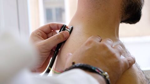 Salud acuerda con sindicatos retirar la atenci&oacute;n primaria de la orden de tarifas y renovar a 12.000 eventuales