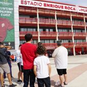 Los aficionados del Real Murcia hacen cola en el Enrique Roca para retirar sus entradas. Mayo 2023