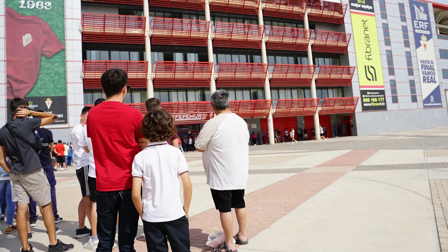 Los aficionados del Real Murcia hacen cola en el Enrique Roca para retirar sus entradas. Mayo 2023