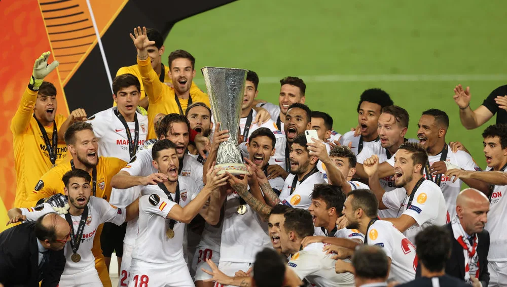 Los jugadores del Sevilla celebran la Europa League ganada ante el Inter en 2020