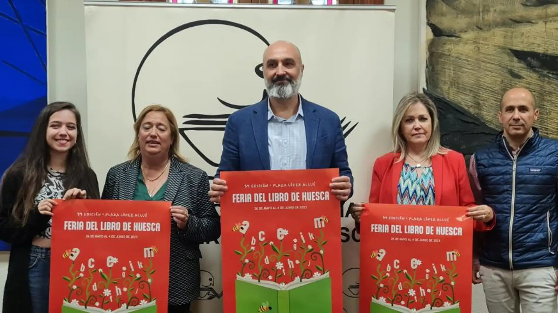 Sara García (autora del cartel), Rosa Gerbás (Ayuntamiento), Víctor Lucea (DGA), Fernando Arguis (Asociación Provincial de Libreros) y Beatriz Calvo (Comarca).