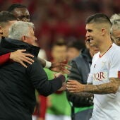 Mourinho felicita a sus jugadores tras el pase de la Roma a la final de la Europa League.