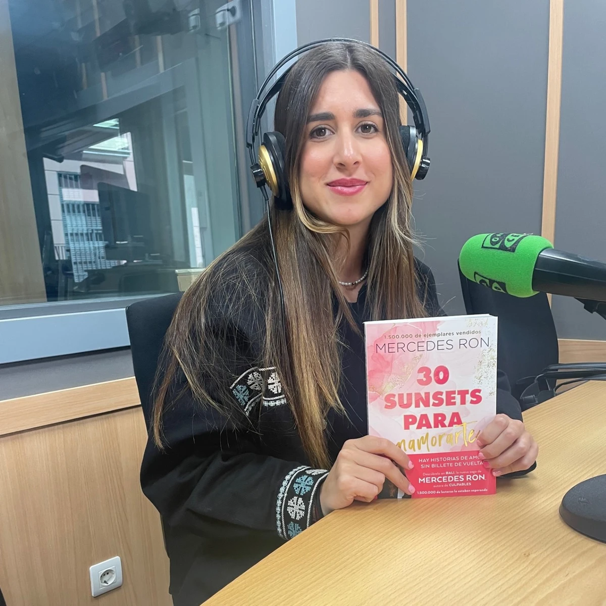 Mercedes Ron firma esta tarde en Málaga ejemplares de 30 Sunsets para  enamorarte
