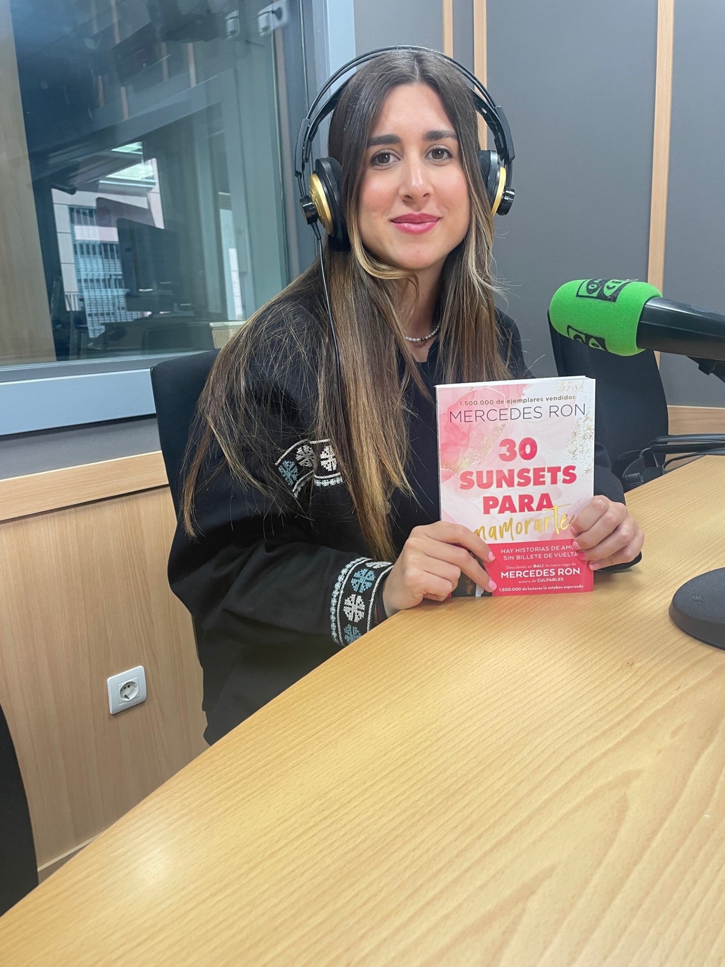 Mercedes Ron firma esta tarde en Málaga ejemplares de "30 Sunsets para enamorarte" Mercedes Ron firma esta tarde en Málaga ejemplares de "30 Sunsets para enamorarte"