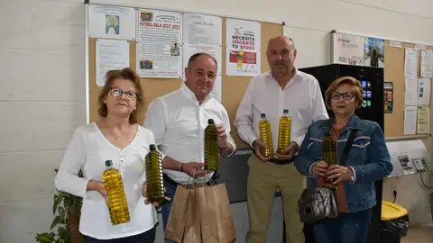 Llamamiento para aportar aceite en la campaña vecinal dirigida a Cáritas Llamamiento para aportar aceite en la campaña vecinal dirigida a Cáritas