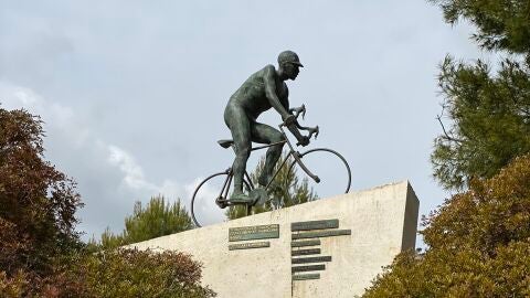 El Monumento al Ciclista del Xorret del Cat&iacute; que ha sido robado