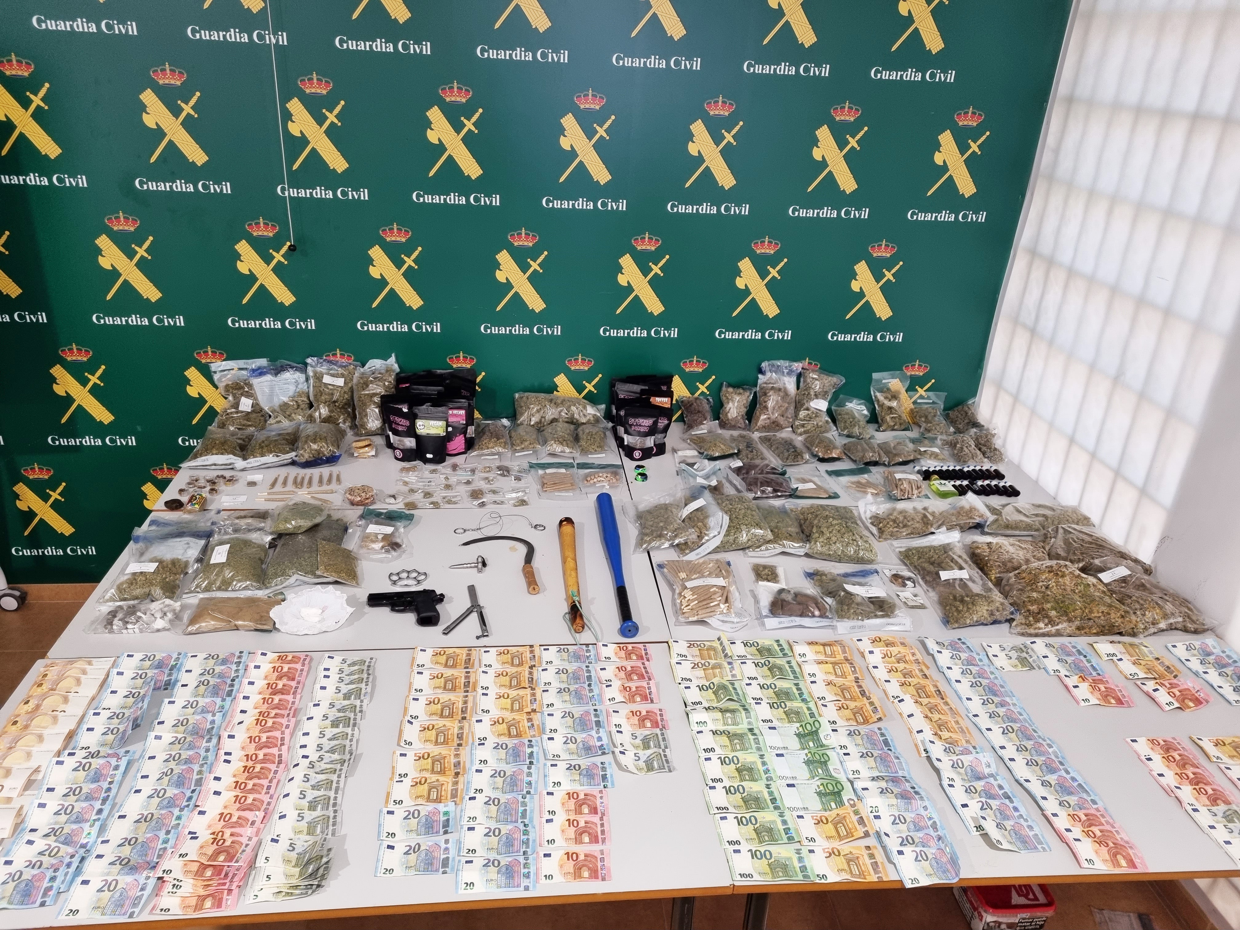 La Guardia Civil desmantela siete asociaciones de cannabis en Torrevieja y detiene a 19 personas La Guardia Civil desmantela siete asociaciones de cannabis en Torrevieja y detiene a 19 personas