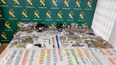 La Guardia Civil desmantela siete asociaciones de cannabis en Torrevieja y detiene a 19 personas La Guardia Civil desmantela siete asociaciones de cannabis en Torrevieja y detiene a 19 personas