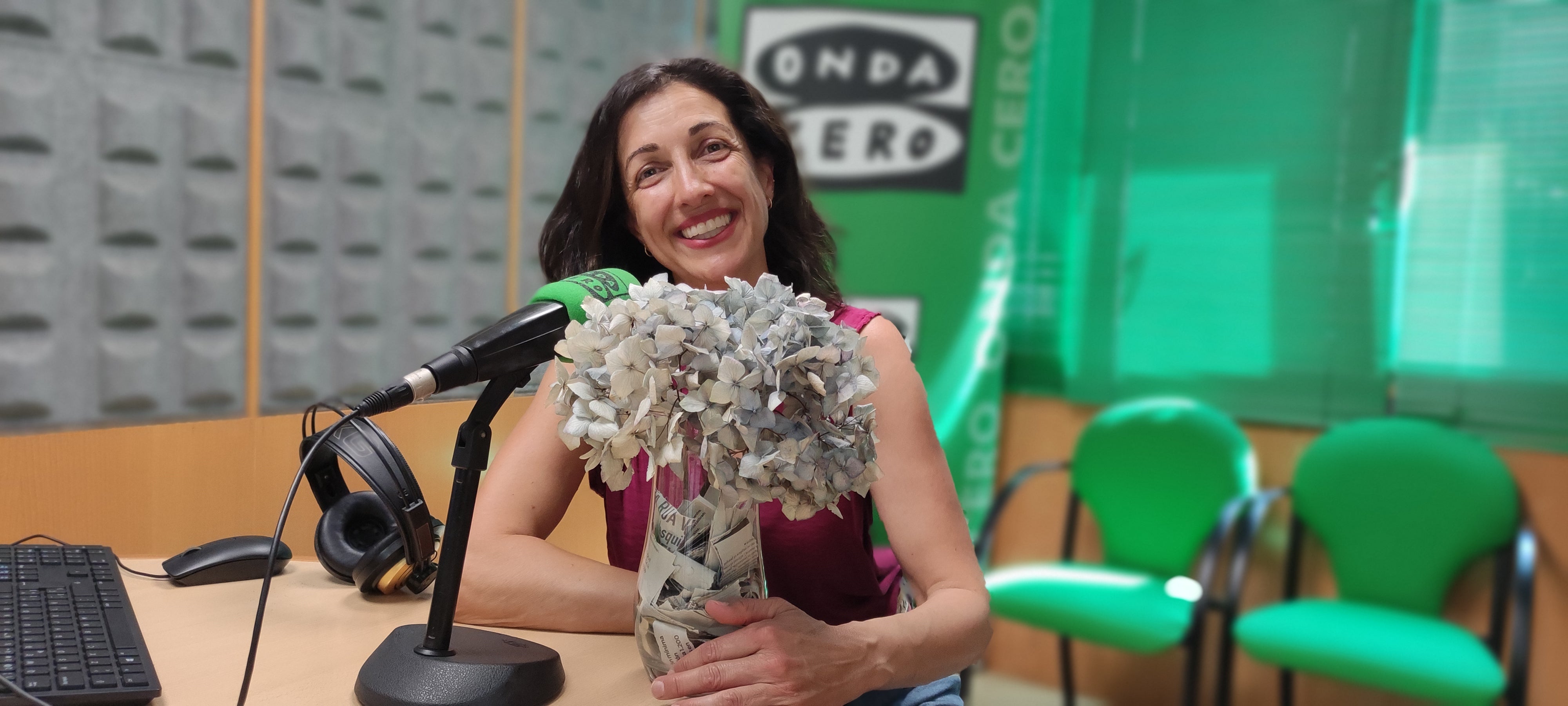 No tenemos papeles pero nos rodeamos de flores No tenemos papeles pero nos rodeamos de flores