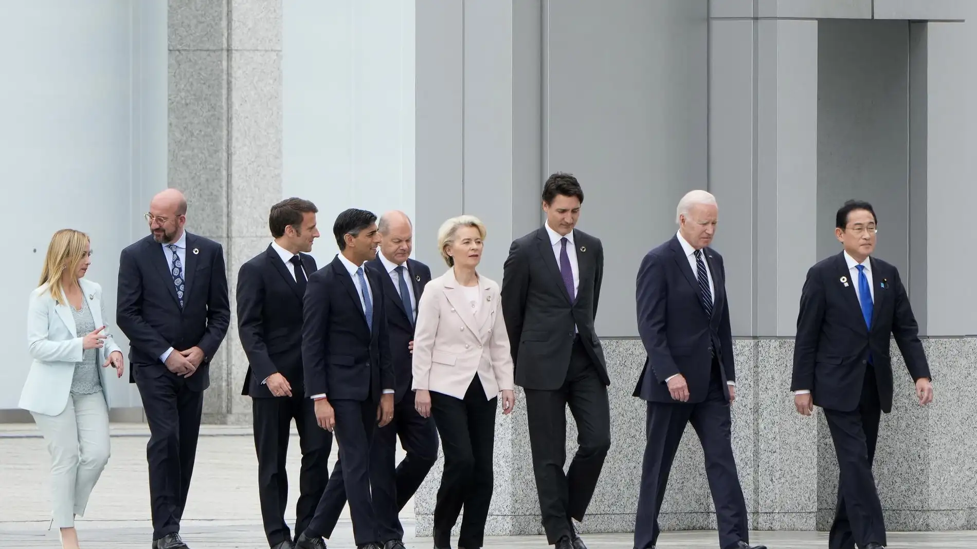 La presidenta de la Comisión Europea, Ursula von der Leyen, junto a los demás mandatarios que asisten a la cumbre del G7 en Hiroshima