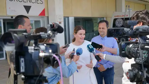 La presidenta del PP balear y candidata al Govern, Marga Prohens, acompañada por el candidato de Sa Unió al Consell de Formentera y al Parlament balear, Llorenç Córdoba La presidenta del PP balear y candidata al Govern, Marga Prohens, acompañada por el candidato de Sa Unió al Consell de Formentera y al Parlament balear, Llorenç Córdoba