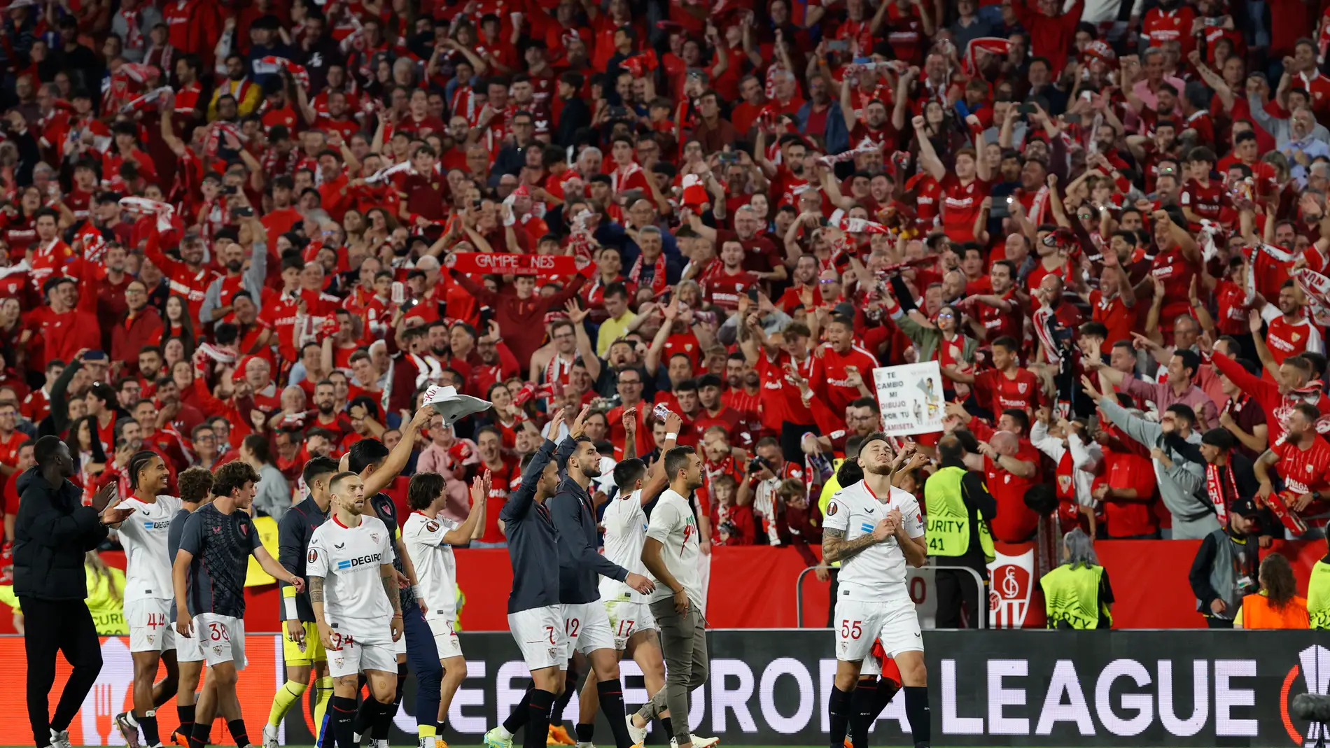 Los jugadores del Sevilla FC celebran con la afición el pase a la final.