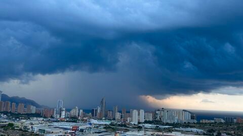 cielo cubierto muy nuboso con lluvia benidorm marina baixa