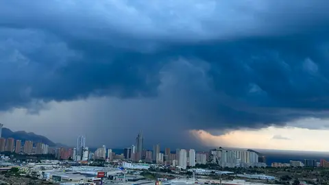 cielo cubierto muy nuboso con lluvia benidorm marina baixa cielo cubierto muy nuboso con lluvia benidorm marina baixa