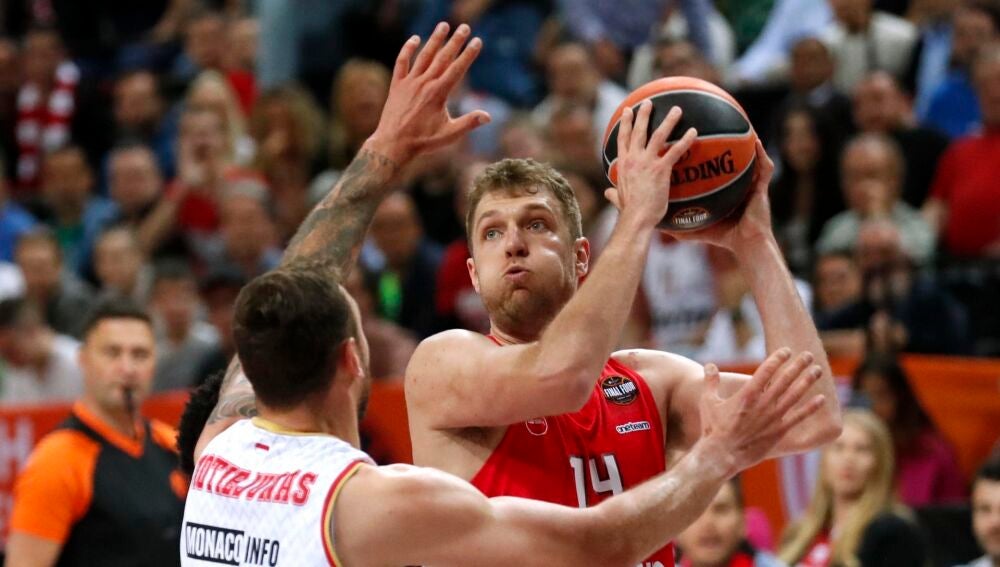 Sasha Vezenkov durante el Olympiacos - Mónaco