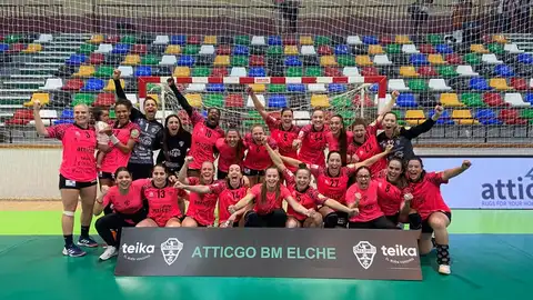 La plantilla del CBM Elche celebra el triunfo en el primer partido de la serie ante Bera Bera San Sebastián. La plantilla del CBM Elche celebra el triunfo en el primer partido de la serie ante Bera Bera San Sebastián.