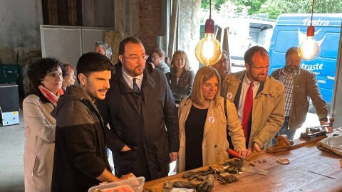 Adri&aacute;n Barb&oacute;n con Rodrigo Cuevas e Iv&aacute;n Allende en su visita a La Ben&eacute;fica