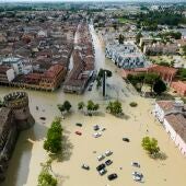 Vista aérea de las calles inundadas tras el desbordamiento de un río en Lugo, Italia, este jueves. Partes de la localidad de Lugo estaban bajo un metro de agua tras el desbordamiento de los ríos Senio y Santerno en medio de fuertes lluvias.- 