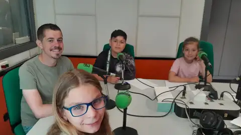 Javier Suárez Llana en El Recreo de Más de Uno Gijón El candidato de Convocatoria por Xixón responde a los niños