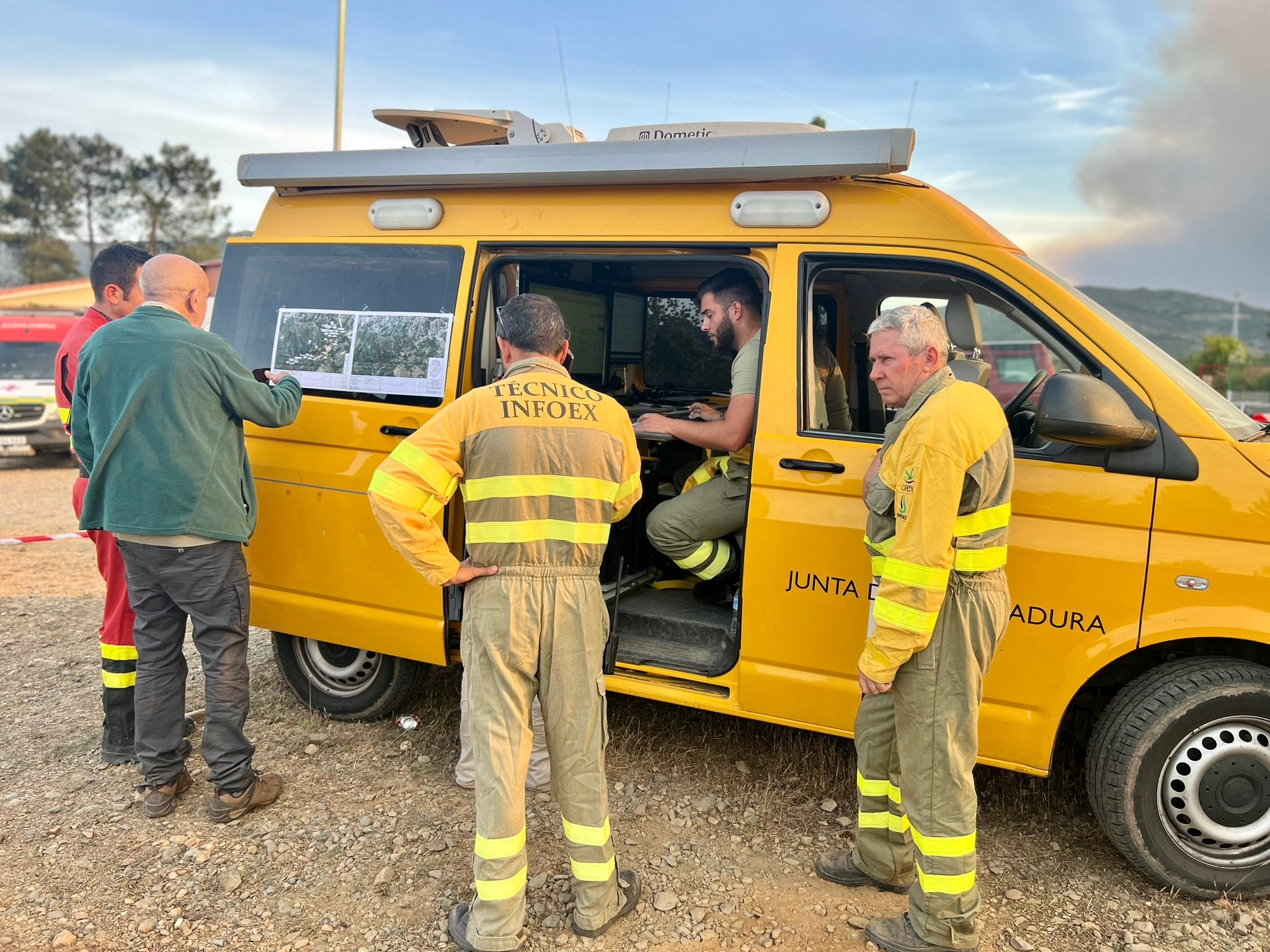 Más de 275 efectivos ya trabajan sobre el terreno en el incendio de Las Hurdes y Sierra de Gata Más de 275 efectivos ya trabajan sobre el terreno en el incendio de Las Hurdes y Sierra de Gata