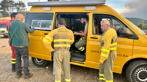 Más de 275 efectivos ya trabajan sobre el terreno en el incendio de Las Hurdes y Sierra de Gata Más de 275 efectivos ya trabajan sobre el terreno en el incendio de Las Hurdes y Sierra de Gata