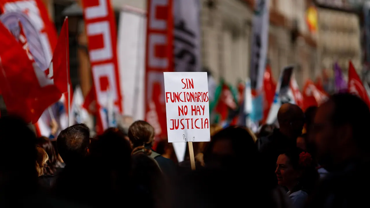 Funcionarios de la administración de Justicia participan en una concentración ante el Ministerio de Justicia.