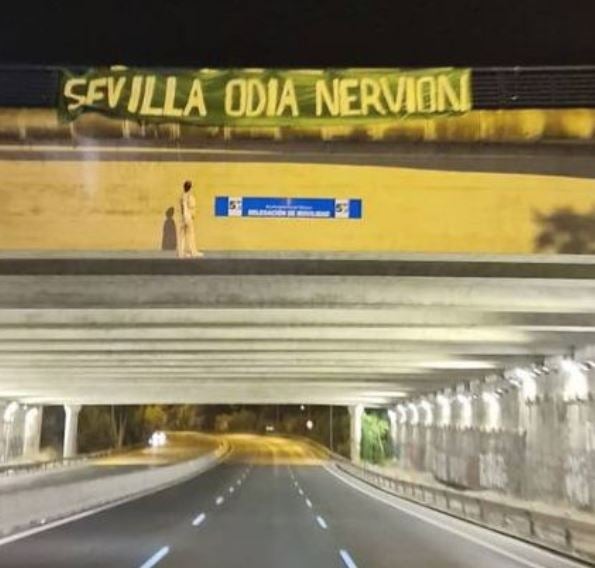 Aparece un muñeco de Joan Jordán colgado de un puente en Sevilla en la previa del derbi Aparece un muñeco de Joan Jordán colgado de un puente en Sevilla en la previa del derbi