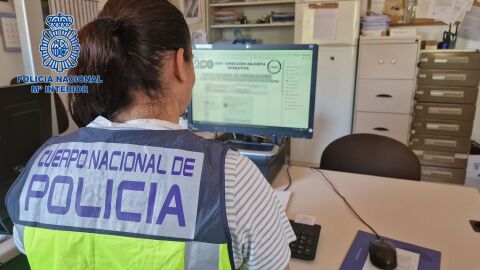 Agente de la Policía Nacional de Elche. 