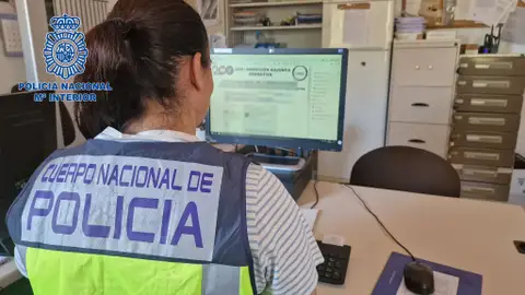 Agente de la Policía Nacional de Elche. Agente de la Policía Nacional de Elche.