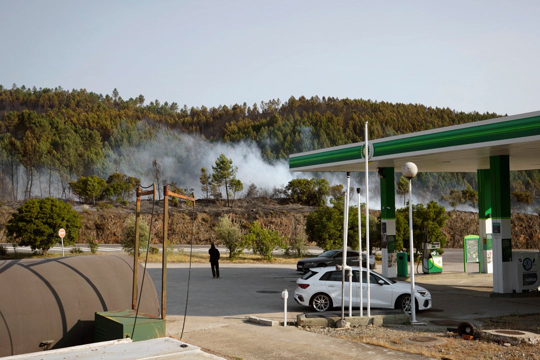 Sigue sin control el incendio de Las Hurdes: los trabajos de extinción se centran en Ovejuela Sigue sin control el incendio de Las Hurdes: los trabajos de extinción se centran en Ovejuela
