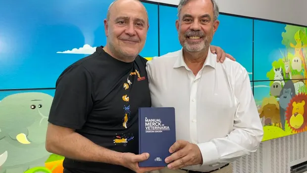 Santiago Vega y Carlos Rodríguez con el Manual Merck de Veterinaria