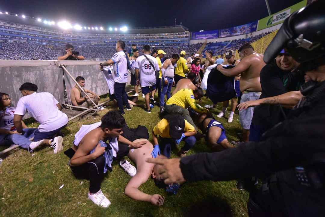 Tragedia en El Salvador: al menos 12 muertos por una estampida en un estadio de fútbol Tragedia en El Salvador: al menos 12 muertos por una estampida en un estadio de fútbol