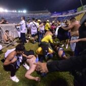 Fanáticos auxilian a personas durante una estampida en el Estadio Cuscatláán en El Salvador
